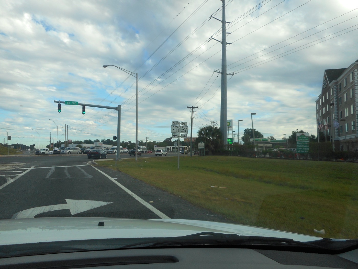 The end of the northbound I-75 exit 350 off-ramp at State Road 200 in Ocala, with traffic signals and route signs