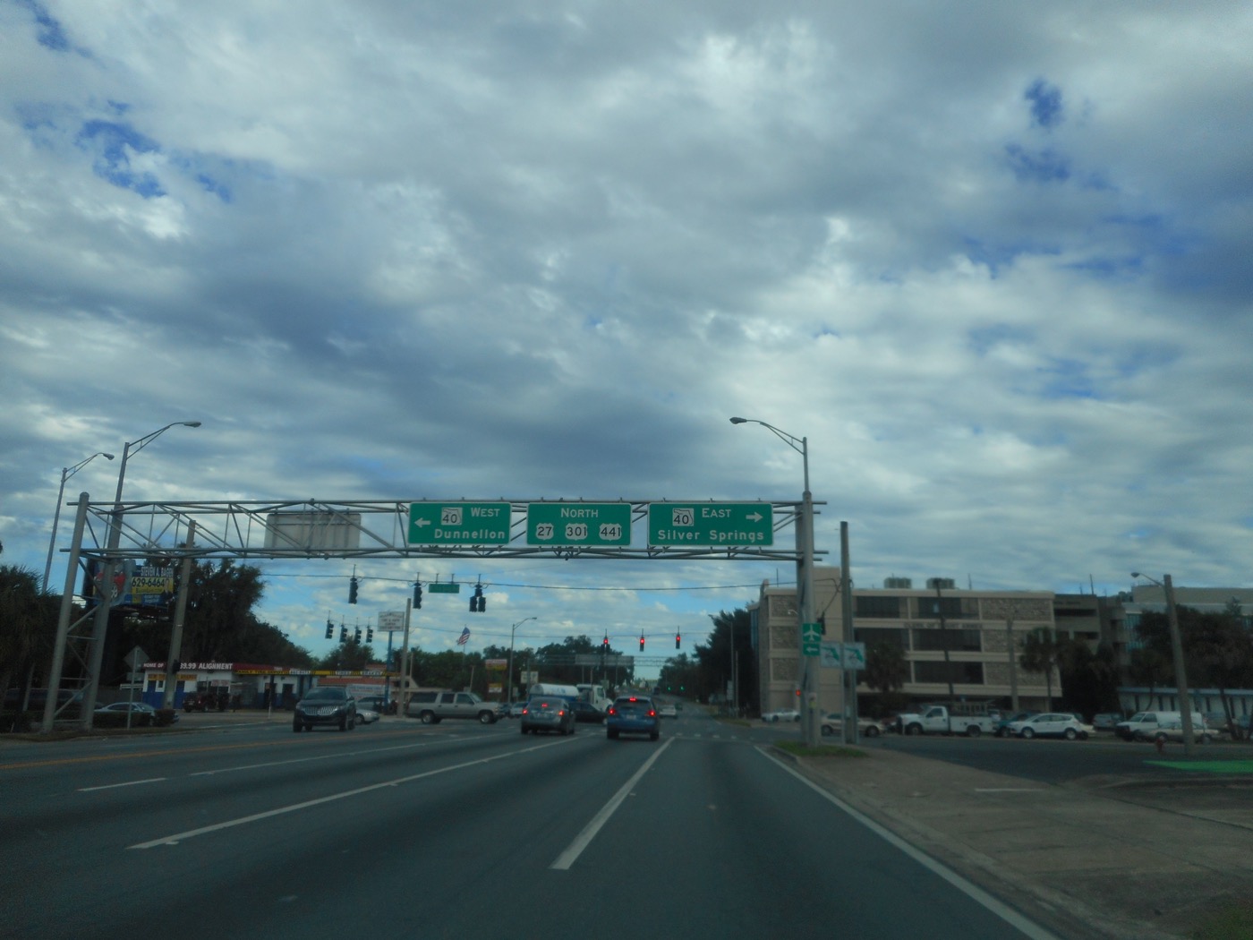 Northbound lanes of Pine Avenue in Ocala approaching an overhead sign for State Road 40 west to Dunnellon and east to Silver Springs