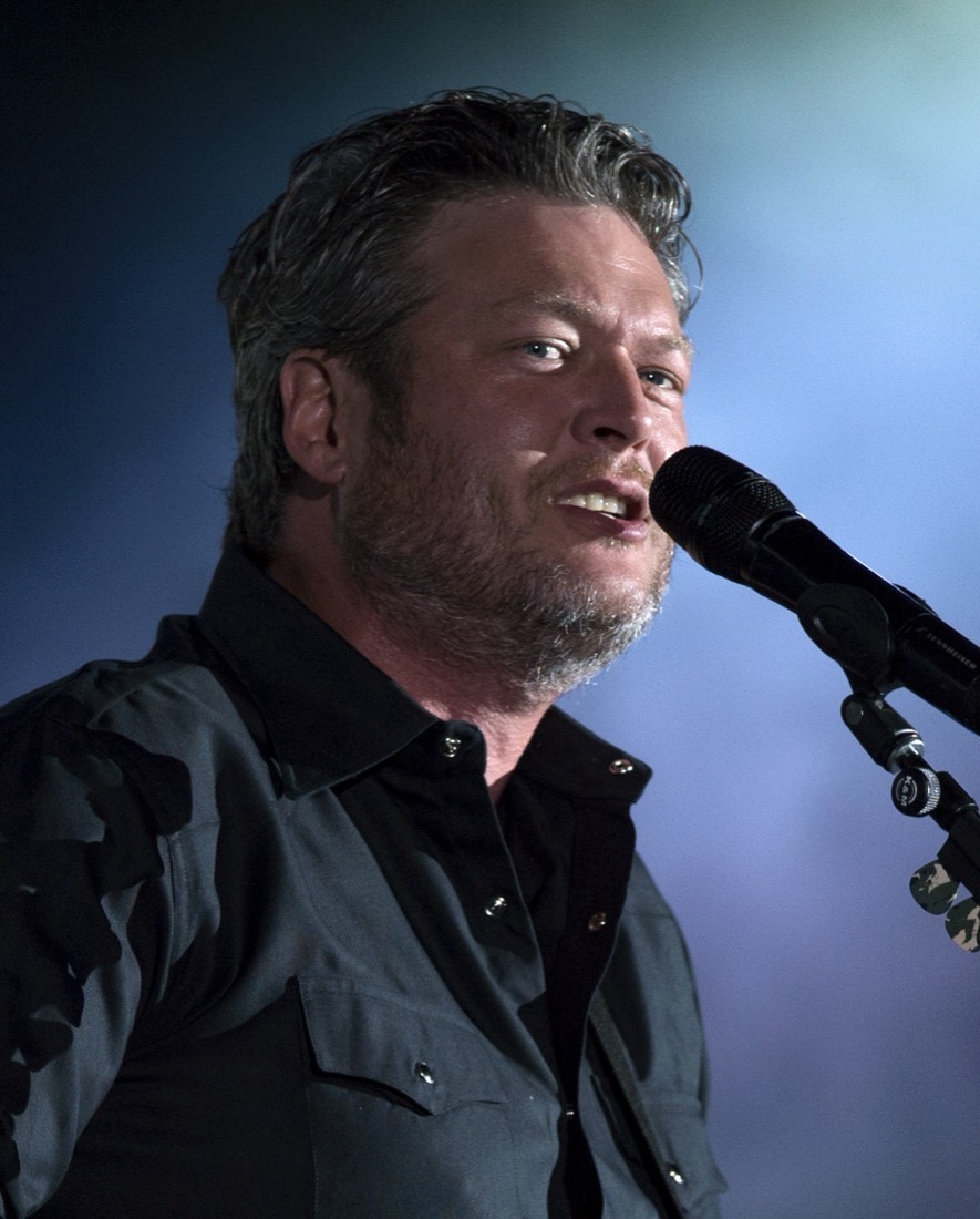Blake Shelton singing on stage at Soldier Field in Chicago in 2017